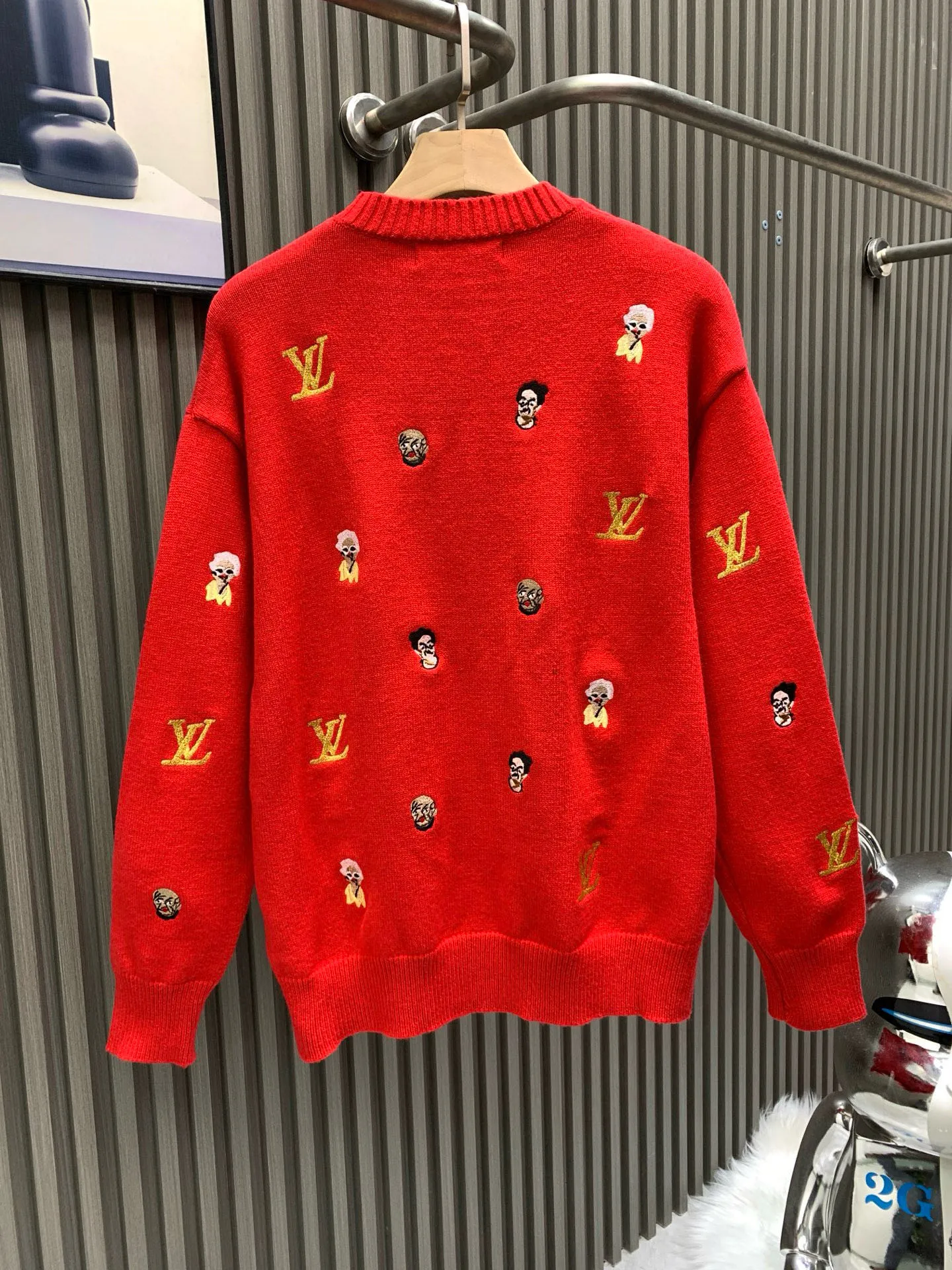 🅿️400 🀄️ Louis Vuitton 26* Autumn and Winter New Year's new products, same style for men and women. Classic logo jacquard logo, fashionable and versatile knitted sweater. Logo is embroidered with gold thread. The surrounding classic weird people's heads and faces are embroidered with complex craftsmanship. Ready-made clothes are crisp and draped with a sense of weight. Not only can they add a sense of fashion to daily wear, they feel soft, delicate, comfortable, breathable and not easily deformed. They are fashionable and individual and have a warm effect at the same time. The appearance is really nothing to say. Get it now
